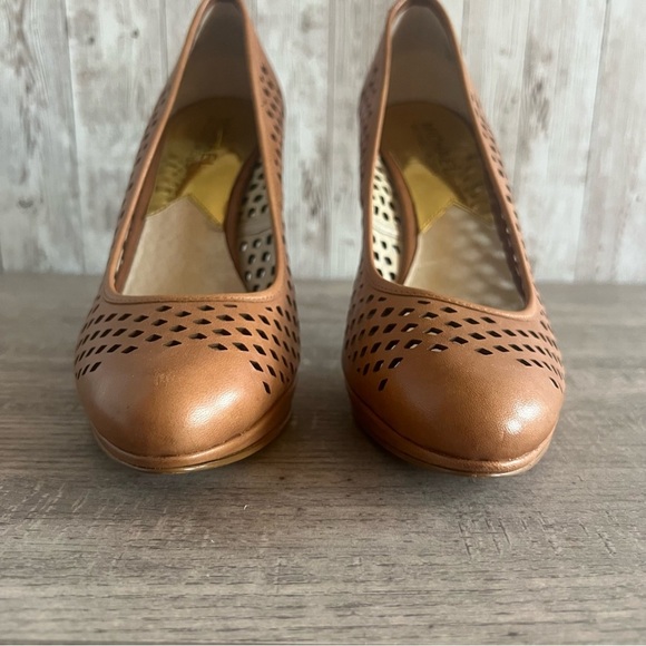 Michael Kors Women's Florentine Brown Leather Pumps 6.5 - Picture 4 of 7